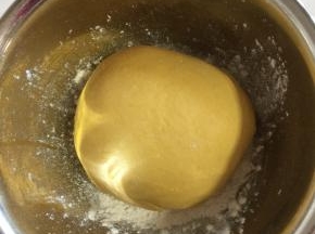 揉成光滑的面团，盖上保鲜膜，放在温暖的地方发酵！