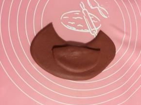 把这个半圆放在面片的下方！