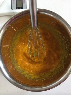 用手动打蛋器搅拌均匀至糖溶解！