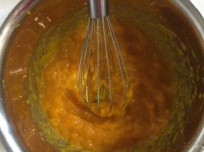 用手动打蛋器搅拌均匀至糖溶解！