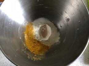 把面粉和南瓜粉倒入盆内，加入细砂糖、活性干酵母