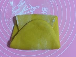 面团三折后，把面团横过来放！