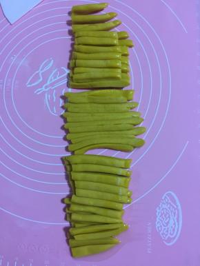 切成大约七八毫米宽的面条！