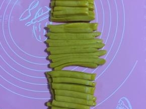 切成大约七八毫米宽的面条！