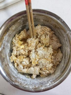 用筷子搅拌成面絮状！