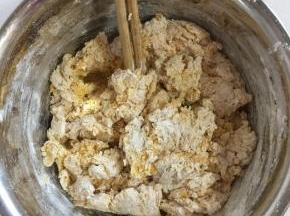 用筷子搅拌成面絮状！