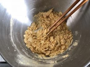 一边加水一边用筷子搅拌成棉絮状