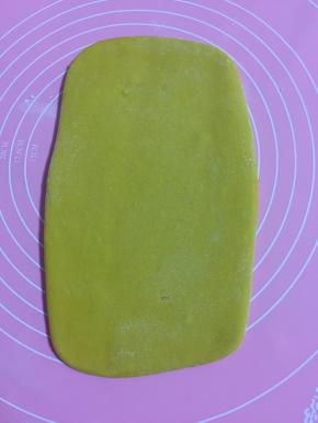 擀成长方形的面片！