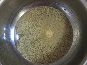 放入30克糖和2克酵母！