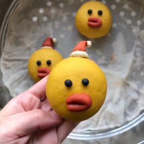 我还用多余的橘色面团给莎莉鸡做了圣诞帽子，因为圣诞节快来啦～