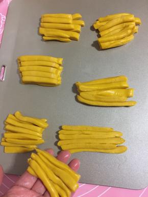 分成6份放在一边，其中抽出6根一会儿装饰用！