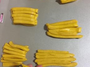 分成6份放在一边，其中抽出6根一会儿装饰用！