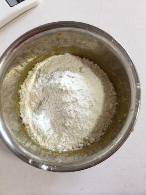 加入280克中粉。