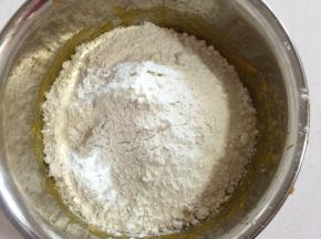 加入280克中粉。