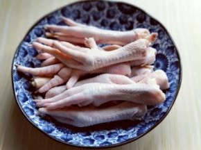 买回来的鸡爪冷水洗干净。再将鸡爪的指甲剪掉。(这一步不可省略)