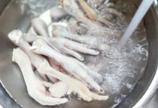 依次做好的鸡爪再次用冷水冲洗。准备一把食品剪刀。