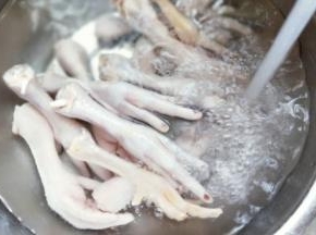 依次做好的鸡爪再次用冷水冲洗。准备一把食品剪刀。