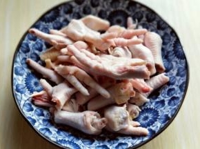 把鸡爪剪开，首先将鸡爪的根部剪下来，再将鸡爪的下半部分一剪二。如图。依次剪完的鸡爪。