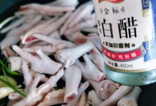 锅中加入去皮的葱姜蒜，再加入料酒，将剪好的鸡爪放入锅中，再滴几滴白醋，盖上盖子，大火烧开，转小火慢煮约20分钟，将鸡爪煮到自己想要的程度即可关火。