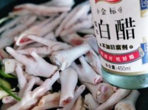 锅中加入去皮的葱姜蒜，再加入料酒，将剪好的鸡爪放入锅中，再滴几滴白醋，盖上盖子，大火烧开，转小火慢煮约20分钟，将鸡爪煮到自己想要的程度即可关火。
