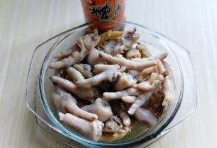 煮好的鸡爪，捞出，冷水冲洗，之后换清水泡10分钟。