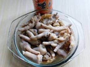 煮好的鸡爪，捞出，冷水冲洗，之后换清水泡10分钟。