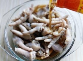 加入糟卤，糟卤的量没过鸡爪为佳。盖上盖子放入冰箱，冷藏2小时以上即可食用。(也可冷藏时间长一点，那样更入味。)