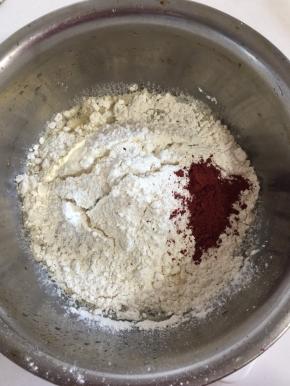 加入215克中粉和3克红曲粉！