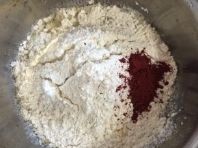 加入215克中粉和3克红曲粉！