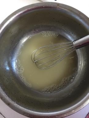 用手动打蛋器搅拌均匀至酵母和糖融化！