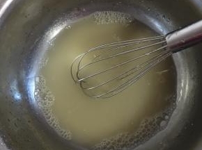 用手动打蛋器搅拌均匀至酵母和糖融化！