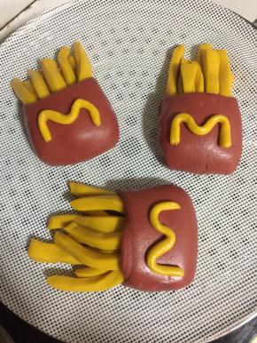 蒸锅放入足量的冷水，蒸屉刷油或者铺屉布，把做好的馒头码放在锅中！