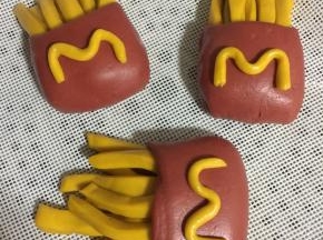 蒸锅放入足量的冷水，蒸屉刷油或者铺屉布，把做好的馒头码放在锅中！