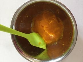 南瓜削皮洗净切成薄片，放在微波炉中高火叮10分钟左右！按压成泥状晾凉备用！
