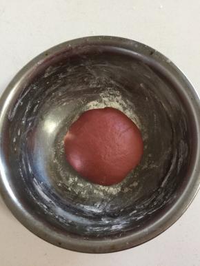 揉成光滑的面团，盖上保鲜膜，放在温暖的地方发酵！