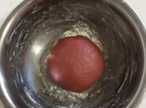 揉成光滑的面团，盖上保鲜膜，放在温暖的地方发酵！