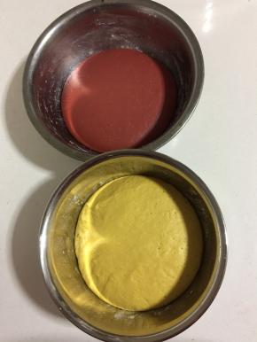 两个面团都发酵至明显变胖约两倍大！