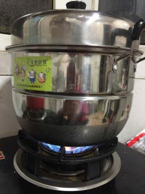 盖好锅盖静置5分钟，大火烧开后转中火蒸15分钟后关火！再焖5分钟即可出锅啦！