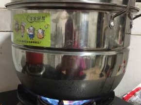 盖好锅盖静置5分钟，大火烧开后转中火蒸15分钟后关火！再焖5分钟即可出锅啦！