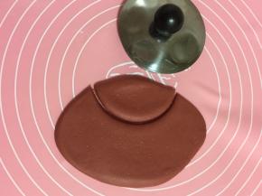 用茶壶盖压掉中间一块，压出半圆来！