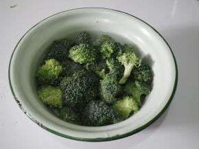 西兰花洗净掰成小朵。