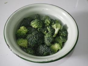 西兰花洗净掰成小朵。