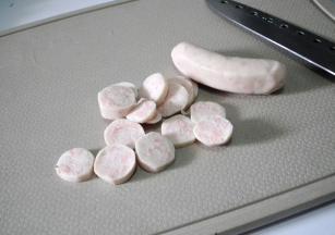 把珍馐三文鱼肠切成片。