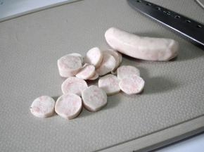 把珍馐三文鱼肠切成片。