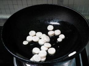 锅中注入油，小火将鱼肠煎炸至两面金黄。