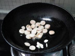 下入蒜碎炒香。