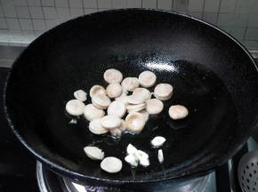 下入蒜碎炒香。