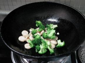 倒入沥干水分的西兰花翻炒均匀。