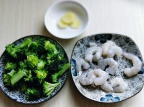 西蓝花一朵，需要一半。(也可以根据自家人口增减)
将西蓝花切小朵，之后焯水，锅中加入水，大火烧开后把切好的西蓝花加入，大火1-2分钟捞出立即过冷水。
我是买的虾仁，如果鲜虾的话，需要提前处理，去皮，去虾线，去头，剥出虾仁。