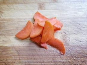 胡萝卜去皮，洗干净切片。